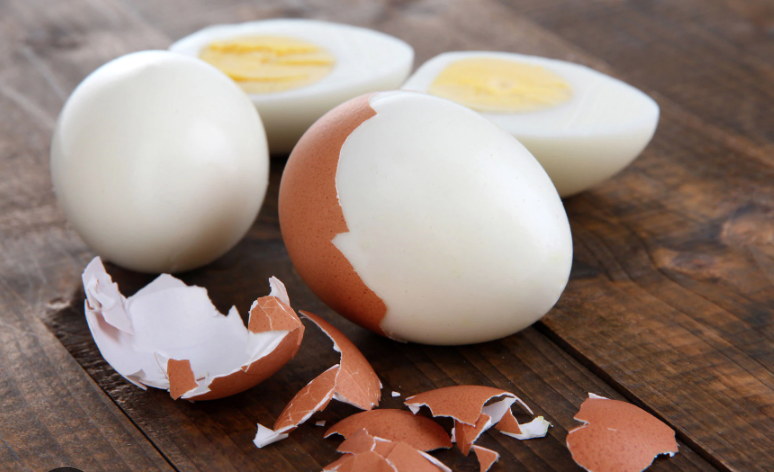 Acelgas con huevos cocidos y 1 tajada de piña por persona.